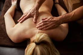 Hot Rock Massage Therapy: Benefits and Cautions 2025